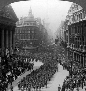 Marcha da vitória dos regimentos de Londres, saudando o Lord Mayor, 1918. de Realistic Travels Publishers