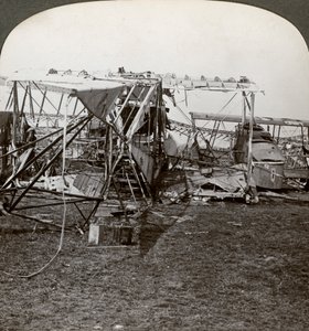 Naufrágio de um bombardeiro alemão que tentou romper a defesa aérea, Primeira Guerra Mundial, 1914-1918. de Realistic Travels Publishers
