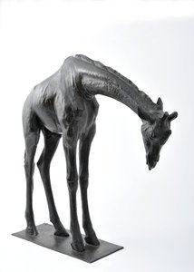 Grande girafa com cabeça abaixada, modelado em 1909-10, fundido antes de 1913 (bronze) (ver também 3084917-43) de Rembrandt Bugatti