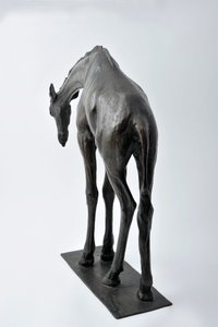 Grande girafa com cabeça abaixada, modelado em 1909-10, fundido antes de 1913 (bronze) (ver também 3084917-43) de Rembrandt Bugatti