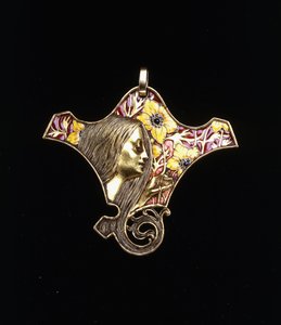 Um pingente representando uma jovem donzela de Rene Jules Lalique