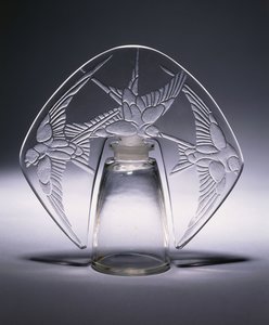 Bouchon Trois Hirondelles nº 496, c.1920 (vidro transparente e fosco) de Rene Jules Lalique