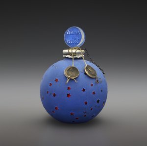 Dans la Nuit, garrafa projetada em 1924, feita em 1930 (vidro, esmalte, papel, dourado e fio metálico) de Rene Jules Lalique