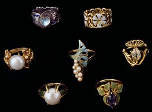 Anéis de ouro, prata e cobre com esmalte, opala, pérolas, ametistas e diamantes brilhantes