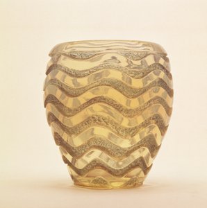 Vaso moldado pesado com design de onda em relevo polido por Lalique, c.1902
