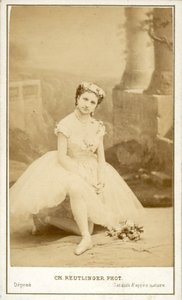 Angelina Fioretti, bailarina italiana da Ópera de Paris (foto a p/b) de Reutlinger Studio (after)