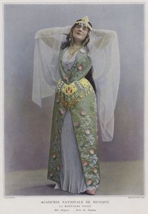 Meyriane Heglon como Yamina em La Montagne Noire (foto colorida)