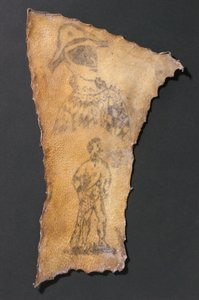 Pele humana, tatuada com arlequim e figura de Sansão, francês