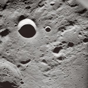 "Longas sombras na superfície lunar de John Pardon