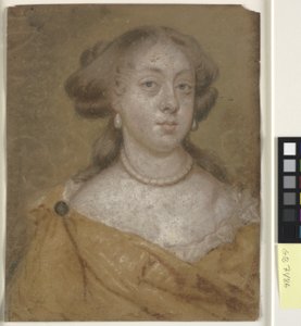 Retrato de cabeça e ombro de uma senhora com brincos