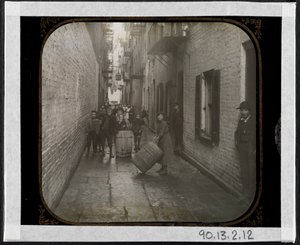 Gotham Court, 38 Cherry Street, c.1890 (impressão em gelatina de prata) de Richard Hoe Lawrence