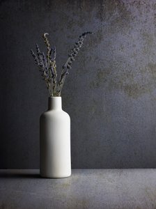 Natureza morta minimalista com lavanda