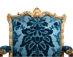Um de um par de poltronas giltwood George III de Robert Adam