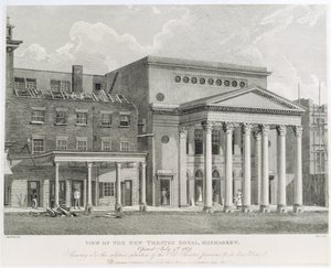 Vista do novo teatro real, Haymarket, inaugurado em 4 de julho de 1821, mostrando também a situação relativa do antigo teatro anterior à sua demolição, gravada por Dale, 1822 de Robert Blemell Schnebbelie