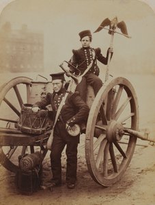 Trompetistas Gritten e Lang, Artilharia Real, 1856 (foto sépia) de Robert Howlett
