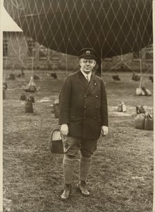 [Retrato de um balonista]. de Robert Petschow