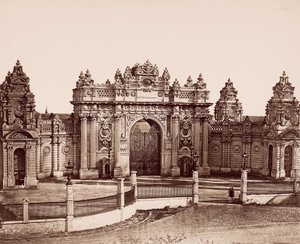 Portão Imperial do Palácio Dolmabahçe de Robertson and Beato