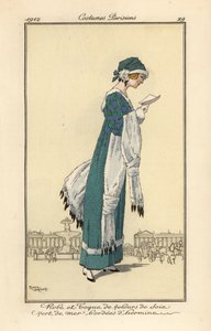 Mulher a ler uma carta com vestido e chapéu de veludo de seda verde-mar debruado a arminho. Xaile e cachecol de arminho, gravura a água-forte pochoir (stencil) colorida à mão segundo uma ilustração de Roger Broders do Journal des Dames et des Modes de Tomm