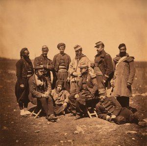 General francês Cisse e grupo de Oficiais e Soldados, Retrato em Vários Estilos de Uniformes; um Zouave à Esquerda, Guerra da Crimeia, Crimeia, Ucrânia de Roger Fenton