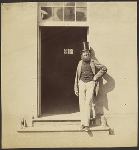 Homem de pé numa porta do quartel de Hythe de Roger Fenton