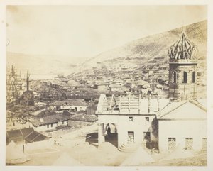 A igreja russa e a cidade de Balaklava de Roger Fenton