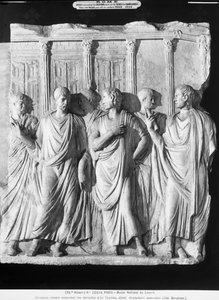 Um grupo de senadores fora do Templo de Júpiter (mármore) (ver 261376 amd 261377) de Roman