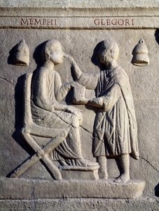 Um oftalmologista examina os olhos do seu paciente (Relevo inferior, século II) de Roman