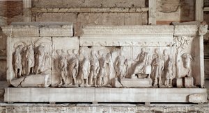 Anáglifo (ou mais) de Trajano retratando os fatos do Imperador Trajano (Traianus ou Traiano) (117-120): uma cena de caridade do Imperador para crianças pobres e órfãos. Meias de mármore gravadas em relevo. Dim. 521x16 cm Roma, Foro Romano (fórum romano), C de Roman
