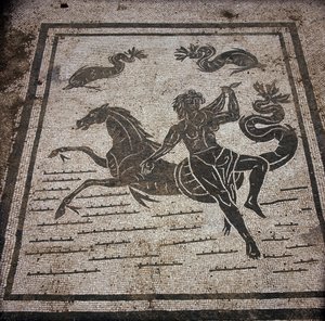 Ostia Antiga (Ostia). Place des Corporations. Mosaico da Sabratha Seafarers Corporation. Uma ninfa e um cavalo marinho. de Roman