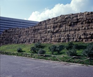 Roma antiga, período arcaico: vista das ruínas da muralha sérvia (mura servan), primeiro recinto da cidade de Roma, construiu a irmã Rei Servius Tullius. Século VI a.C. Itália de Roman