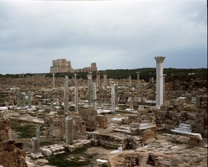 Sítio arqueológico e teatro romano, séc. II-XIII de Roman