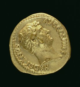 Aureus (anverso) de Adriano (AD 117-AD 138) com a cabeça descoberta. (ouro) Inscrição: HADRIANVS AVGUSTVS (para reverso ver 119153)