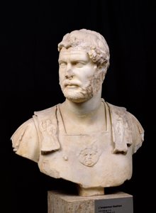 Busto do Imperador Adriano (76-138) encontrado em Creta (mármore)