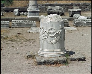 Coluna decorada com o símbolo do deus Asclepios. Santuário de Asclepios (283 a 133 a.C.) de Roman