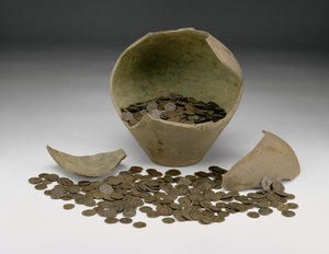 Complete o tesouro da moeda imperial romana local com jarra, o Chalgrove II Hoard, de Chalgrove, Oxfordshire (cerâmica e metal) de Roman