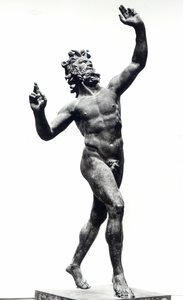 Dancing Faun, da Casa do Faun, Pompeia (bronze) (foto a p/b) de Roman
