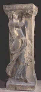 Pilar de pedra decorado com um bacante tocando uma flauta dupla, cópia de um original helenístico de Tessalónica de Roman