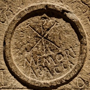 Detalhe de um altar de pedra representando uma abreviatura para o nome de Jesus Cristo, Norte da África, século 4 DC de Roman