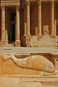 Escultura de golfinhos em frente ao palco, Sabratha, Líbia, c.190 d.C. de Roman