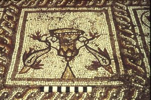 Mosaico dos golfinhos, Insula XXVIII, Edifício 3, século II a.C. (mosaico) de Roman