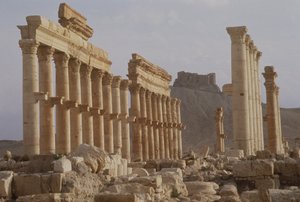 Parte mais antiga da rua com colunatas, formando o eixo principal da cidade, levando a Qalaat Ibn Maan, um castelo árabe do século XVII, construído na primeira metade do século II de Roman