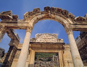 Fachada do templo de Adriano de Roman