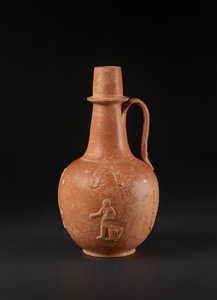 Jarra com decoração aplicada de homem, pássaro, palmas e guirlandas, Norte da África (porcelana africana) de Roman