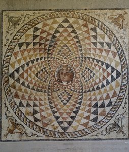 Mosaico geométrico com Dionísio ao centro descoberto numa villa romana em Corinto, Grécia, Civilização Romana, segunda metade do século II-início do século III d.C. (mosaico) de Roman