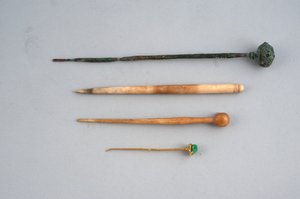 Grampos de cabelo (bronze, osso, ouro e esmeralda)