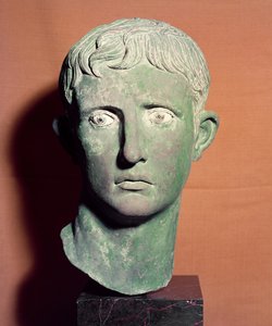 Cabeça de uma estátua de comprimento total do imperador Augusto (63 aC-14 dC) encontrado perto de um templo da vitória em Meroe no Sudão, c.30-25 aC (bronze)