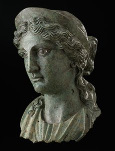 Cabeça de uma mulher na forma de uma deusa do século I (liga de cobre e prata)