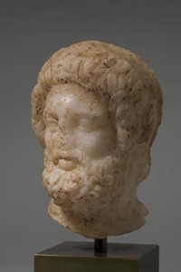 Cabeça de um deus (mármore)