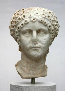 Cabeça de uma mulher, possivelmente Agrippina Minor, c.50 d.C. (mármore) de Roman