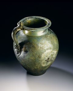 Grande jarra de vinho com cabo decorado, do sítio romano de Newstead, Melrose, finais do século I d.C. (bronze) (ver 193006 para detalhes) de Roman